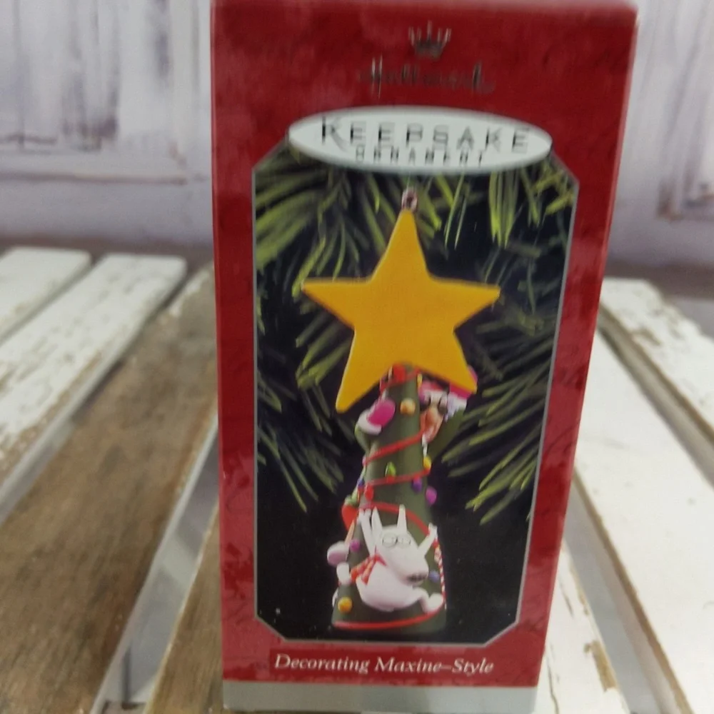 Hallmark keepsake ornament xmas tree Maxine dog‎ st
